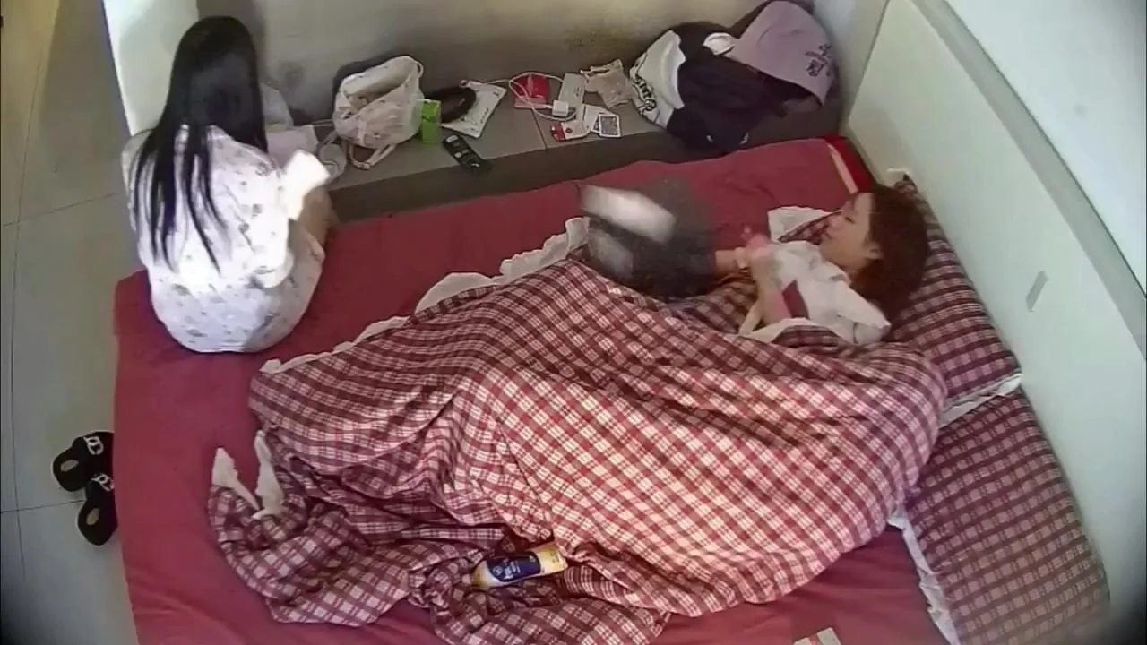 Mò lồn chuẩn bị đụ người yêu 2k4 thì con em gái họ vào phá đám.
